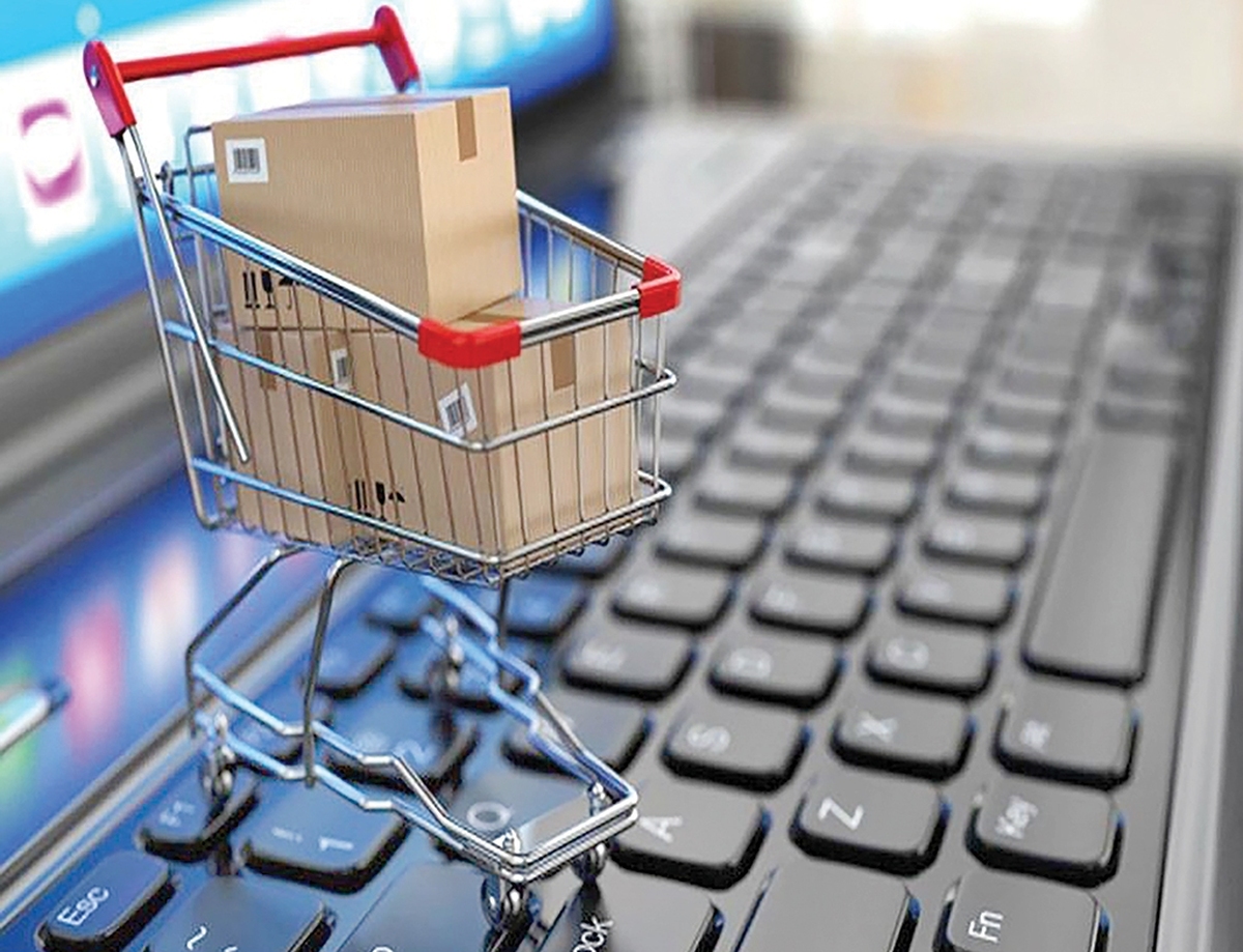 از بچگی خیلی مشکل‌پسند بودم؛ آن‌قدر که وقتی چهار سالم شد دیگر پدرم همراه من برای خرید نمی‌آمد! می‌گفت آدم را بیخود می‌چرخانم و دست آخر چیزی نمی‌خرم. راست می‌گفت حتی برای خرید یک جوراب ساده هم تعلل می‌کردم! خریدهای عیدم ممکن بود هفته‌ها طول بکشدوساعت‌های زیادی را با مادرم در بازار بچرخیم‌.خلاصه تا همین چند سال پیش اوضاع بدتر شده بود که بهتر نشده بود.