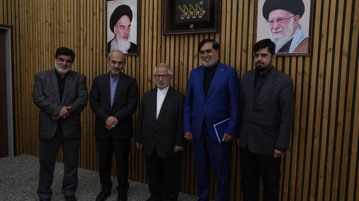 رئیس سازمان صداوسیما در دیداری صمیمانه با محمدمهدی عبدخدایی، دبیرکل فدائیان اسلام و از پیش‌کسوتان نهضت اسلامی مردم ایران، بر ضرورت ثبت و بازنمایی هنرمندانه تاریخ مبارزات ملت ایران علیه استبداد و استعمار تأکید کرد.