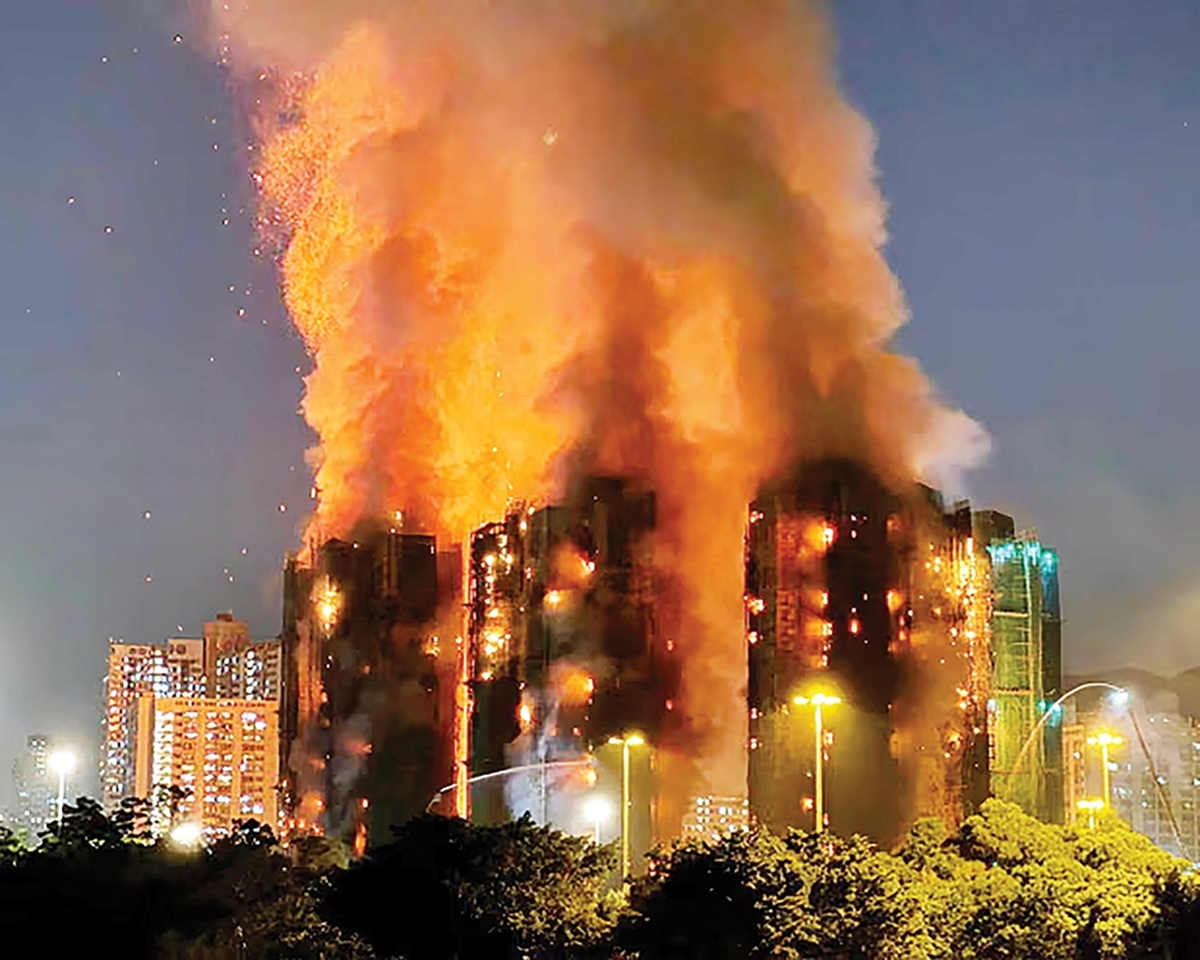 آتش‌سوزی مرگبار برج‌های مسکونی در هنگ‌کنگ، ۱۲۸ کشته برجای گذاشت. در این رابطه سه مدیر یک شرکت ساختمانی به عنوان مقصر با دستور قضایی بازداشت شدند.