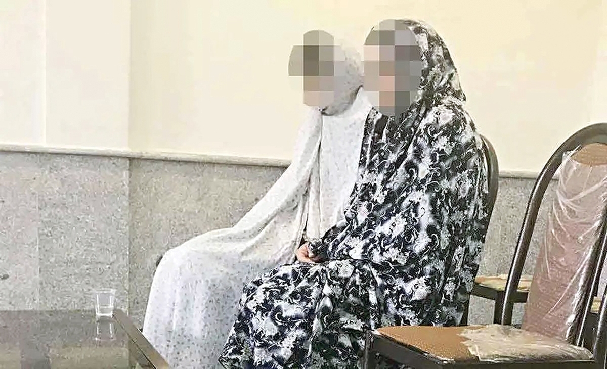 دختری که متهم است طی جنایتی هولناک برادرش را به‌خاطر مخالفت با ازدواجش به قتل رسانده، پس از محاکمه در دادگاه کیفری یک استان آذربایجان‌غربی به قصاص و مادر خانواده هم به ۱۵سال حبس محکوم شد.