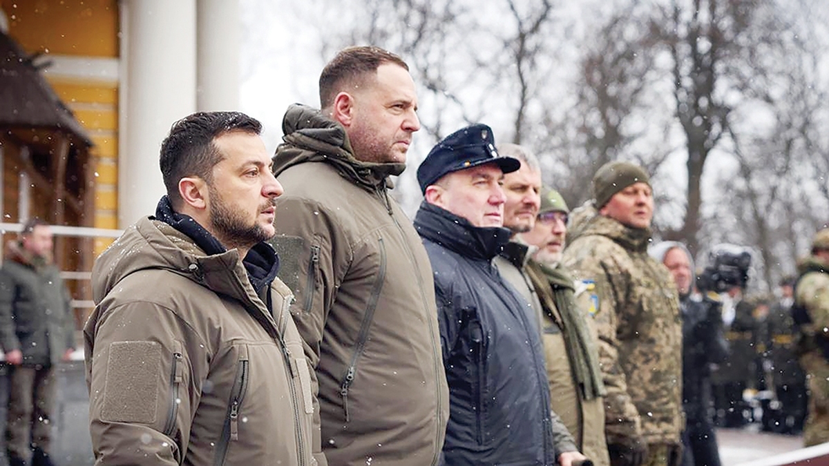 در ساعات اولیه بامداد ۲۸ نوامبر (۷ آذر)، فضای سیاسی اوکراین با یک شوک بزرگ روبه‌رو شد. آندری یرماک، رئیس دفتر ریاست‌جمهوری اوکراین و نزدیک‌ترین یار ولودیمیر زلنسکی، استعفای خود را اعلام کرد. این استعفا نه از سر اراده شخصی، بلکه درپی یورش مأموران ضدفساد به منزل و دفاتراو،درچارچوب تحقیقاتی برسریک رسوایی۱۰۰میلیون دلاری در بخش انرژی، رخ داد.