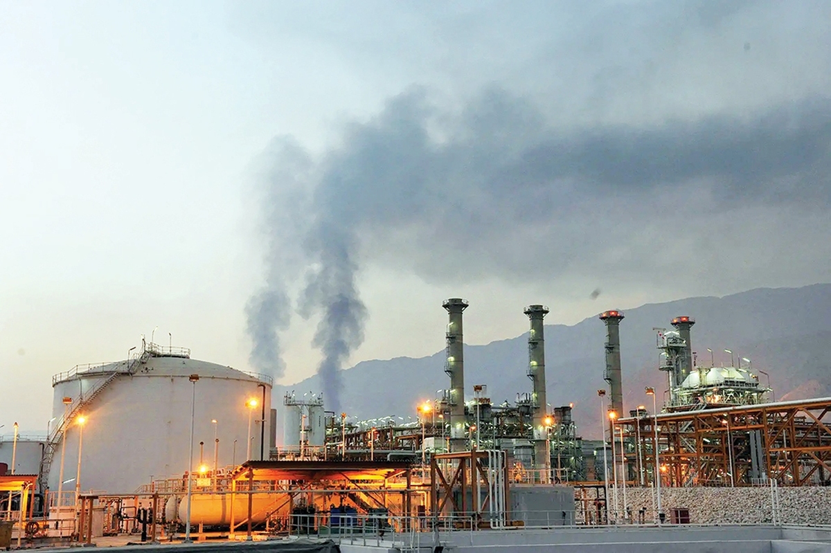 حضرت آیت‌الله خامنه‌ای، رهبر معظم ‌انقلاب پنجشنبه گذشته در سخنرانی تلویزیونی خطاب به ملت ایران ، پرهیز از اسراف در همه موارد از جمله نان، گاز، بنزین و اقلام خوراکی را به ملت توصیه کردند و گفتند: اسراف از مهم‌ترین خطرها و ضررها برای خانواده‌ها و کشور است. اگر این همه اسراف نباشد بدون شک اوضاع کشور خیلی بهتر خواهد بود.