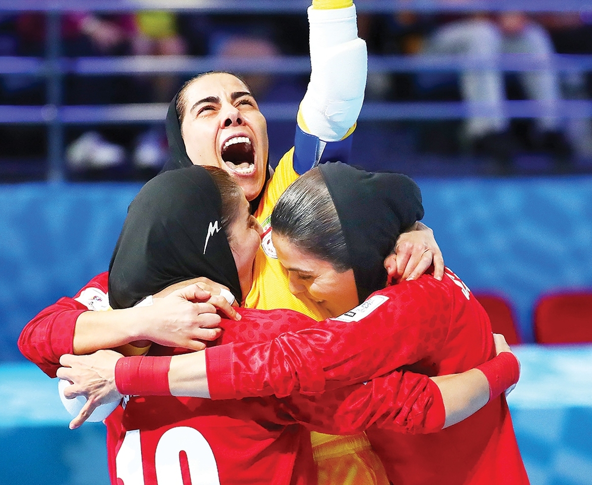 چندماه قبل وقتی‌رقابت‌های جام‌جهانی فوتسال بانوان قرعه‌کشی شد،اسباب شوخی وخنده مجازی جورشد.هم‌گروهی با برزیل و ایتالیا؟!بهتر است درجام شرکت نکنیم! بعضی‌ها جمله معروف علی‌پروین را در جام‌جهانی۱۹۷۸و قبل از بازی با هلند بازخوانی می‌کردندکه«پیراهن مشکی بپوشیم و بگوییم عزاداریم،کمتر گل بزنند!»این بساط شوخی‌ها ادامه داشت وادامه داشت‌ تا بازی برزیل‌ و ایران از راه رسید.