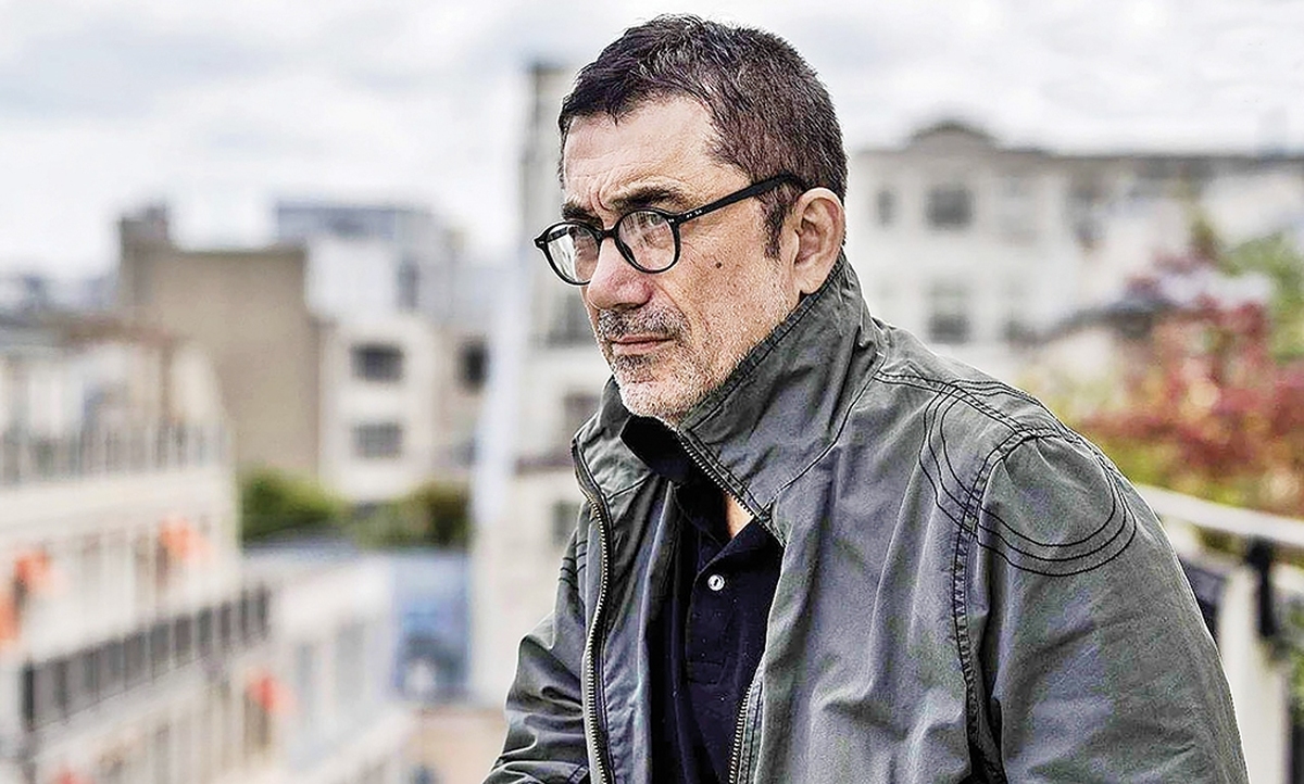 چهل‌وسومین جشنواره بین‌المللی فیلم فجر، امسال در حالی در شهر شعر و ادب، یعنی شیراز، کلید خوردکه حضور یکی از برجسته‌ترین چهره‌های سینمای جهان در رأس هیأت داوران، این رویداد را در کانون توجهات بین‌المللی و البته حواشی سیاسی قرار داد.