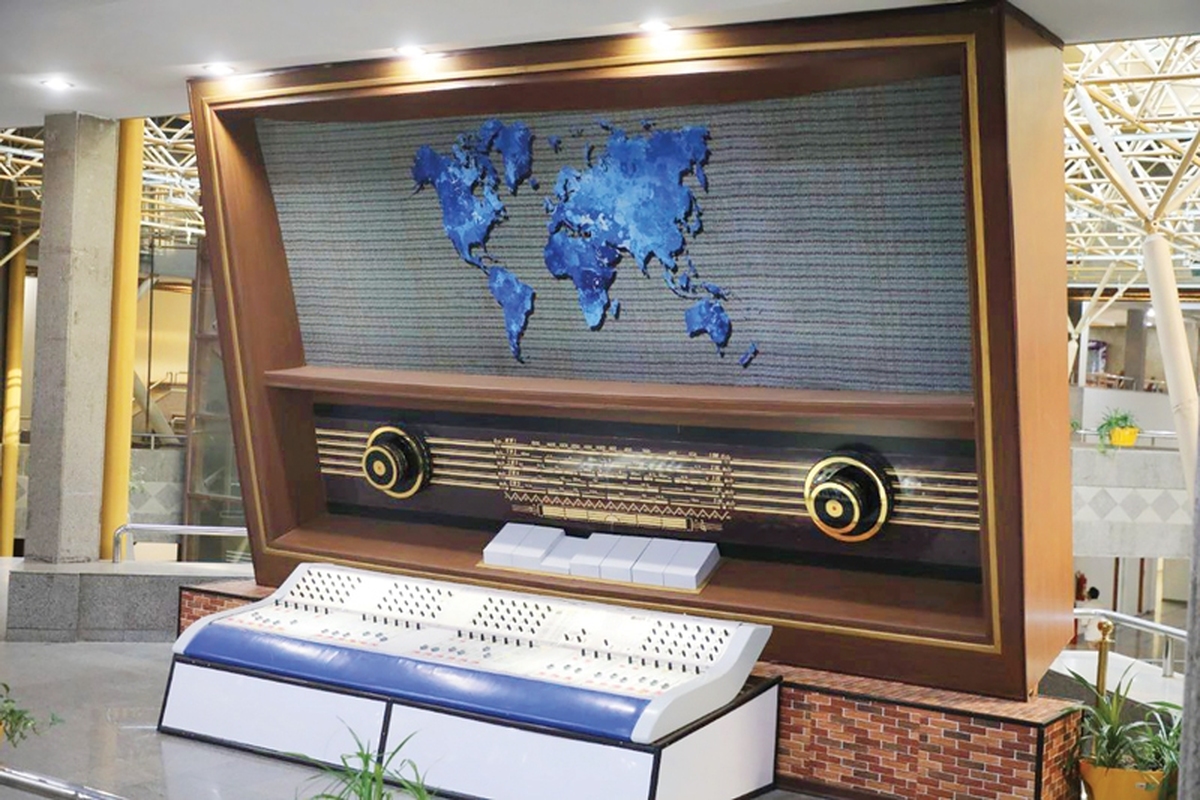 عباس سنجری از گزارشگران پیشکسوت و موفق رادیو‌ست که از سال ۱۳۶۱ کارش را در این رسانه شنیداری آغاز کرده و گزارشگری برنامه‌های متعددی ازجمله راه شب، راهی به آبادی، نمودار، رهاورد و... را در کارنامه خود دارد.