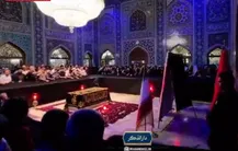ببینید |  نمایی از رواق دارالذکر حرم مطهر رضوی و حضور زائران در جوار مزار نورانی رهبر شهید انقلاب
