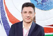 قلعه‌نویی ماند، دستیارانش می‌روند