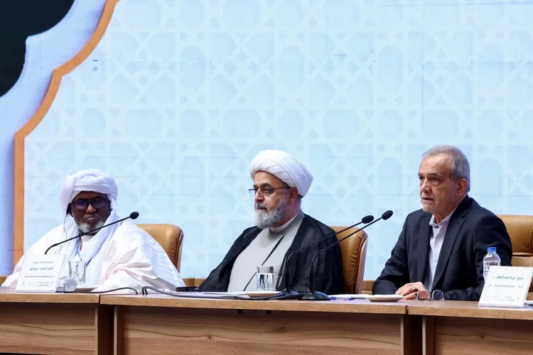 رهبر شهید، وحدت را اصلی راهبردی برای امت اسلامی می‌دانستند