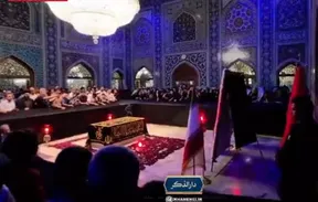 ببینید |  نمایی از رواق دارالذکر حرم مطهر رضوی و حضور زائران در جوار مزار نورانی رهبر شهید انقلاب