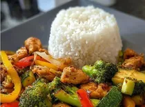 طرز تهیه مرغ و سبزیجات تابه‌ای با برنج؛ یک وعده سالم و پرپروتئین